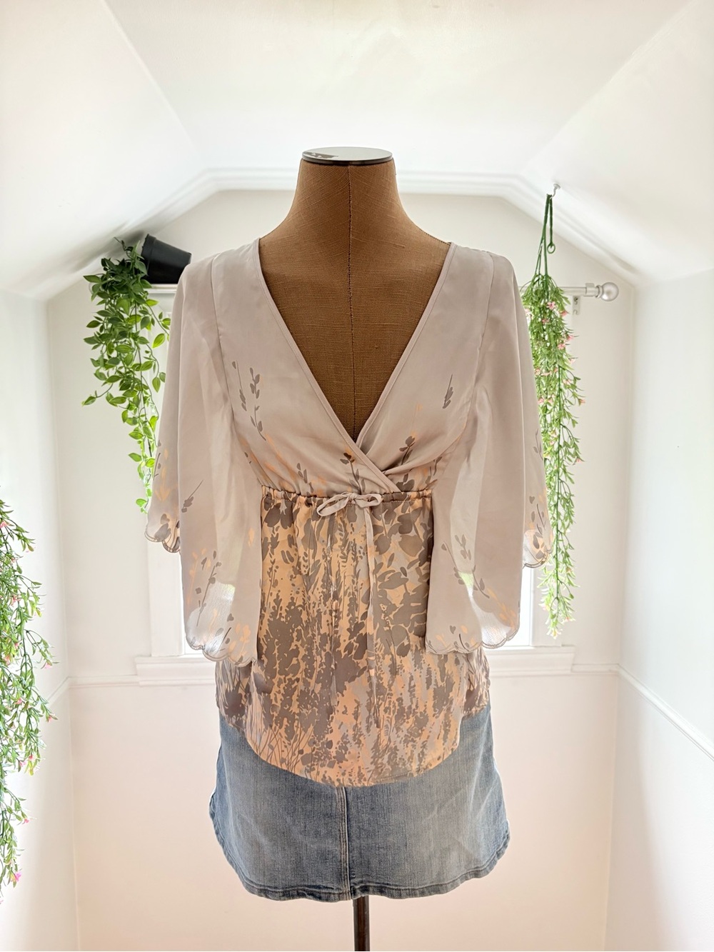 Women’s V-Neck Floral Tie-Waist Blouse in Light Gray & Beige